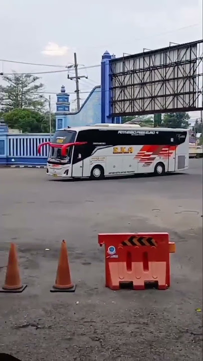 eka cepat cakep banget masuk terminal maospati #busakap #busjatim #ekagroup #ekacepat