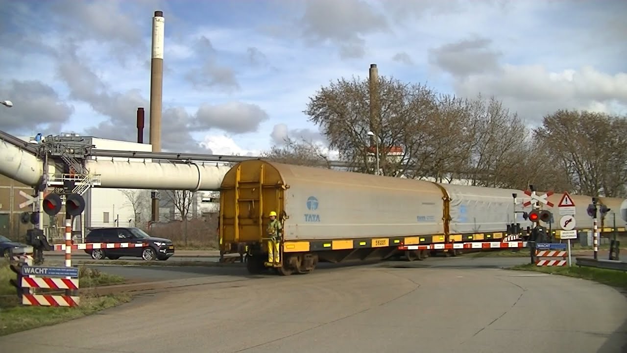 Spoorwegovergang Velsen-Noord // Dutch railroad crossing