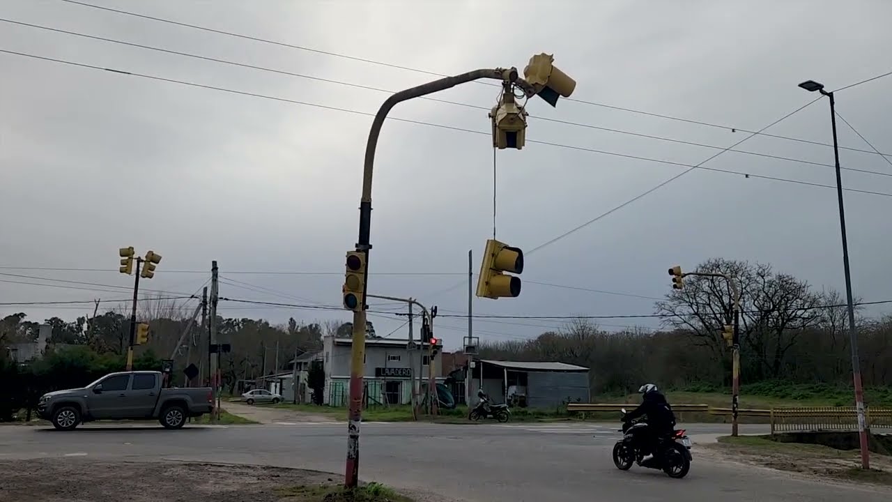Camión destruyó el semáforo de Av. 7 y 637 en Arana