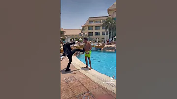 رامز يضرب حمو بيكا ف بطني ويوقعوا في البسين 