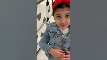 ملوكة في المطار لتستقبل أختها 