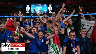 Fans italianos celebran la victoria italiana en penaltis en la final de la Eurocopa