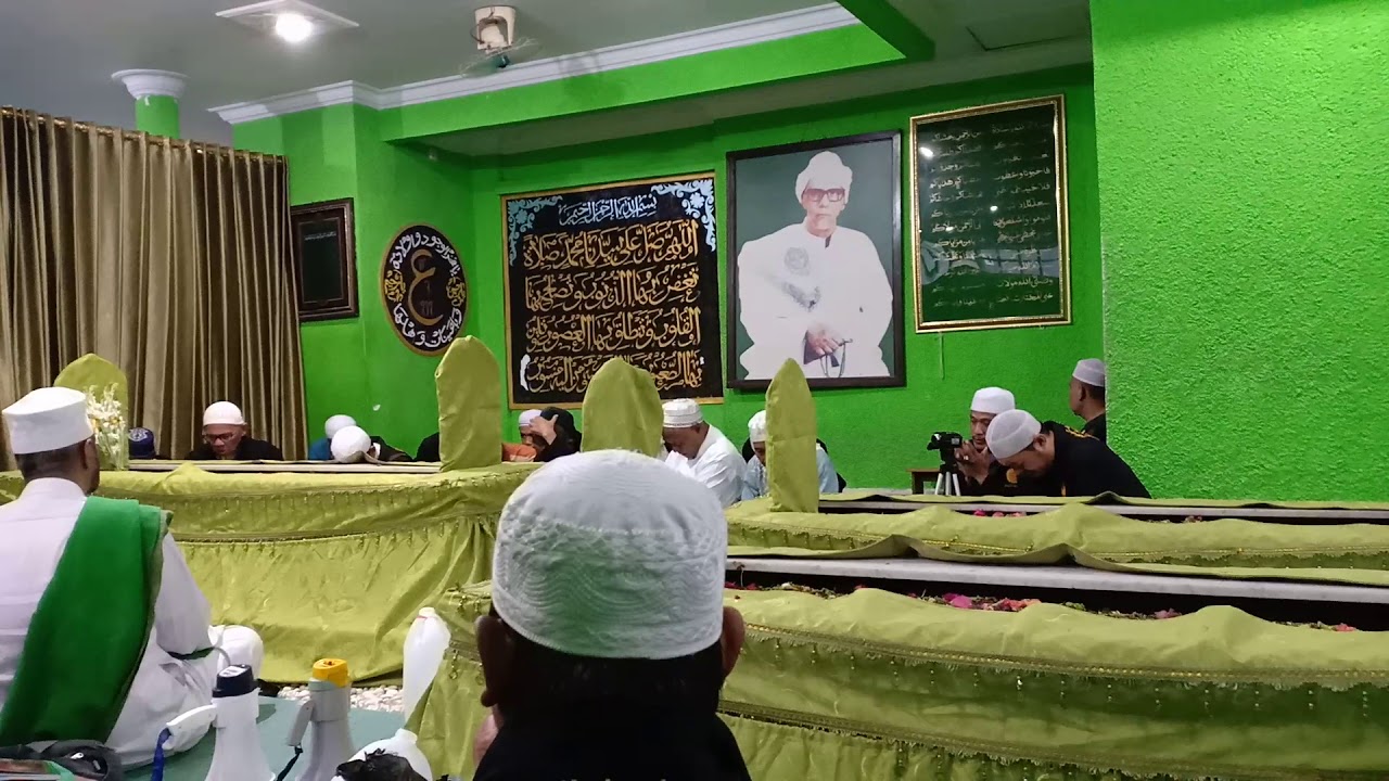 Foto Makam Habib Sholeh Tanggul - Nusagates