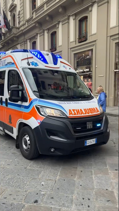Ambulance responding in Florence 🇮🇹