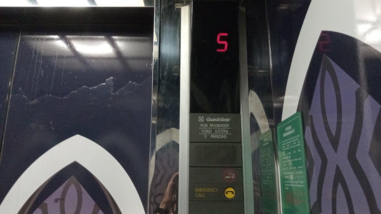 (Stuck In The Elevator, Uncut) Old Goldstar Elevator/ Lift at The Naripan Hotel, Bandung (Full)