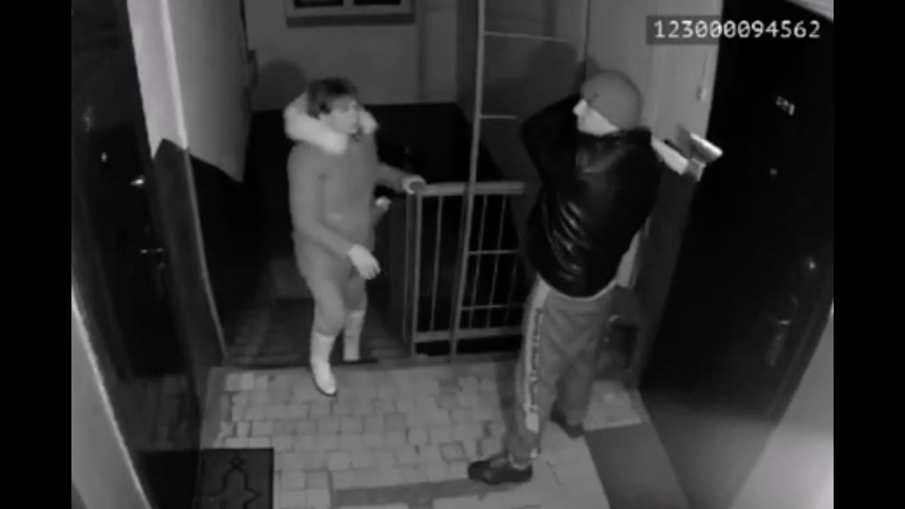 Жесть! Мужик с топором ломится к соседу - YouTube