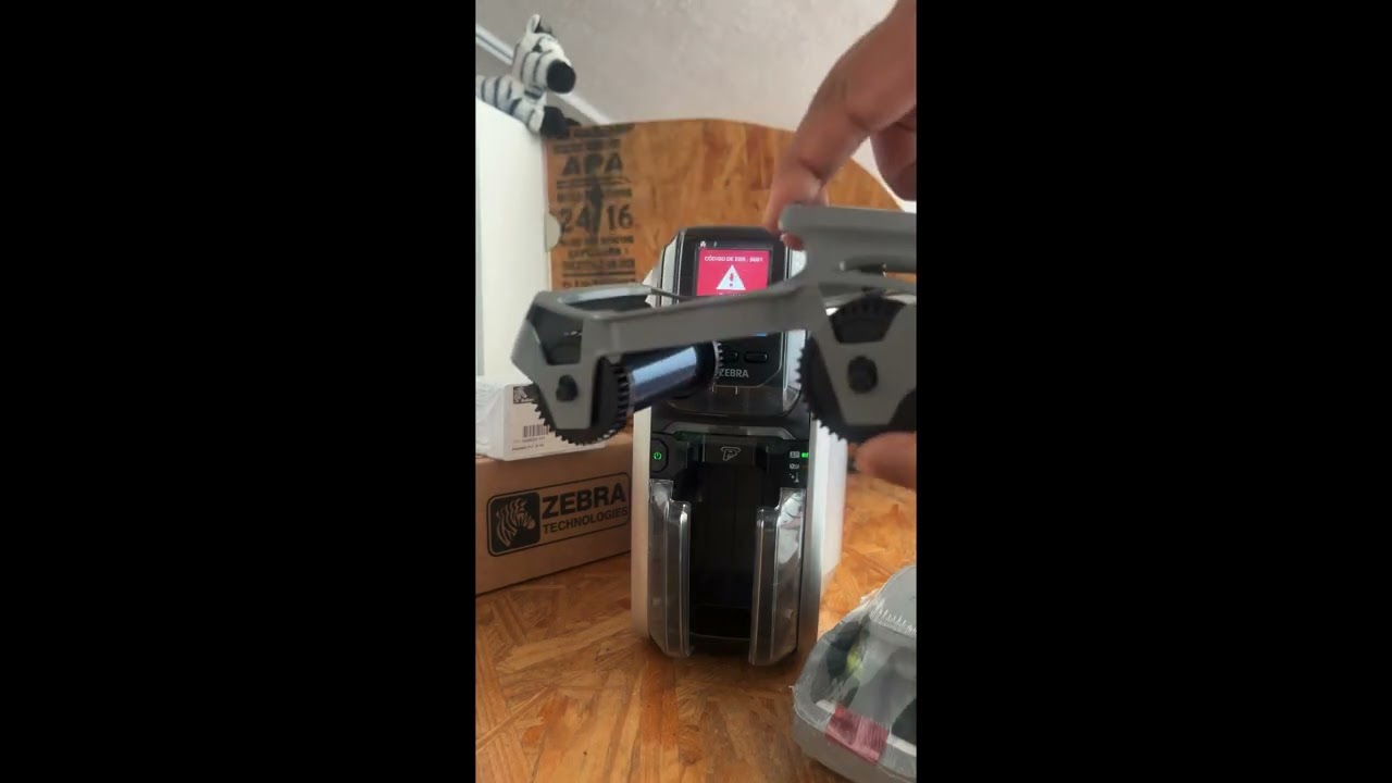 Carga de tarjetas y ribbon para ZC100 y ZC300 de Zebra