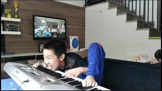 Мальчик с ума сошел играет на пианино сумасшедший палец 1
