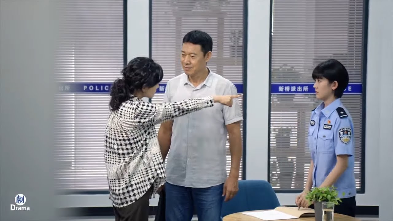 妻子被家暴鬧上警局，誰料老民警一聽名字笑了：老熟人
