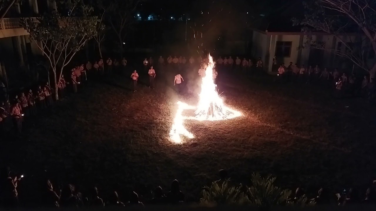 upacara penyalaan api unggun dalam rangka penerimaan aggota baru pramuka smkn 1 pakong 1417/1386
