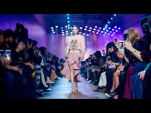 Video: Elie Saab 2017. gada rudens ziema: dūmakainas acis dzirkstošas no dzejas