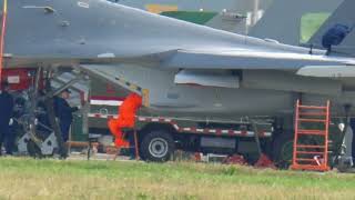 Prepare before take-off, and the ground man climbs into the intake airway of the J-11.