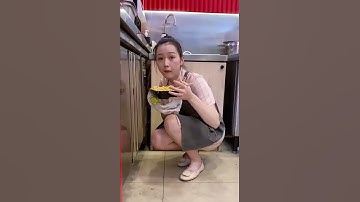 #shorts bữa cơm vội của công nhân