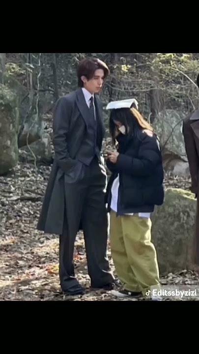 Why he is reading the script off her head 🤭😹♥️ #leedongwook