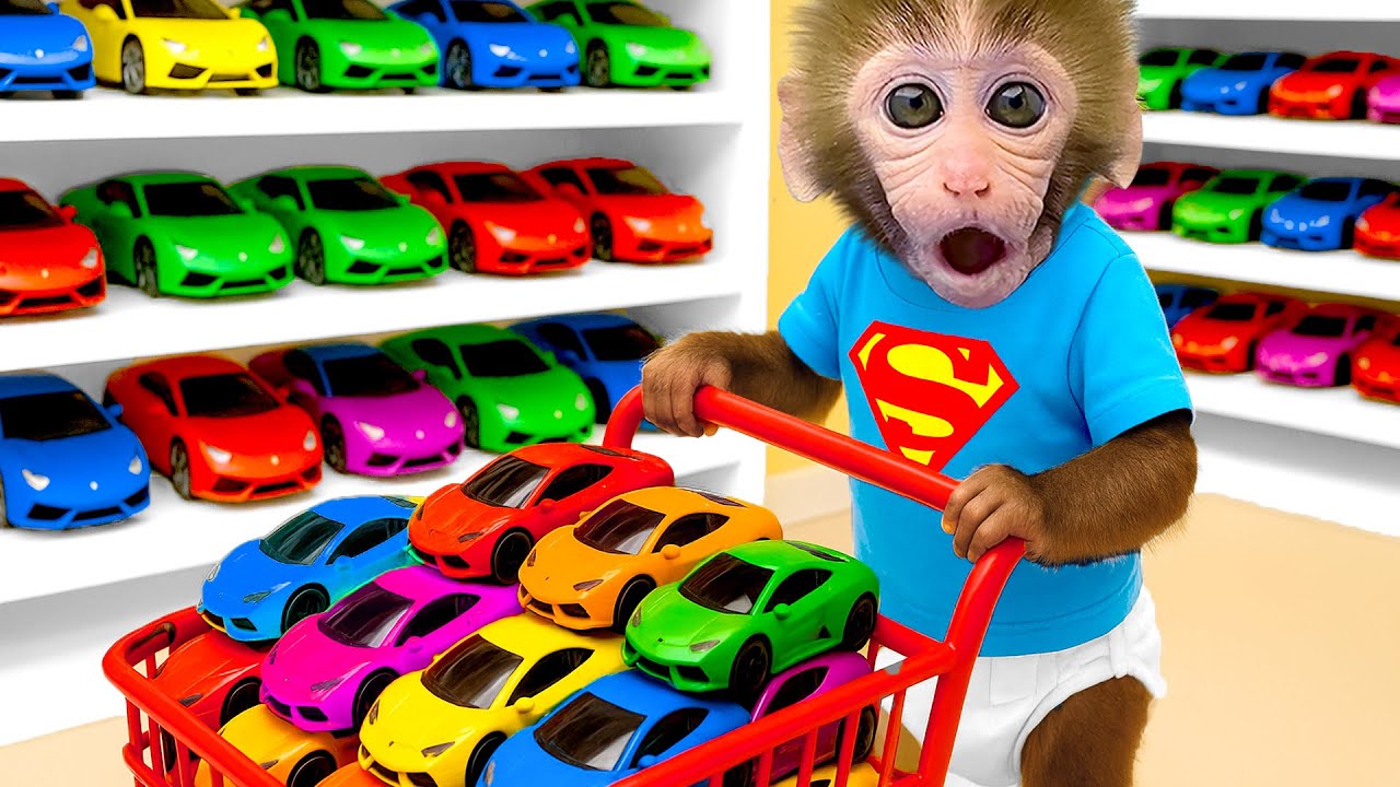 Monyet kecil BonBon mengemudi kapal memancing di hari cerah lalu hujan datang tiba tiba