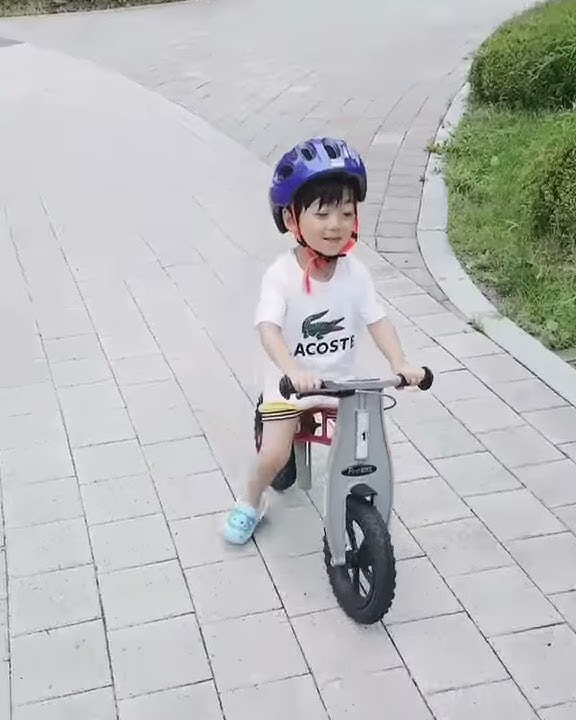 Baby Eunwoo(Hong Eunwoo aka little Kookie) riding bicycle 🚲 💕💕😍