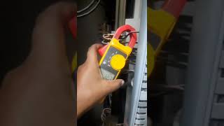 AC current measure karna clamp meter की सहायता से