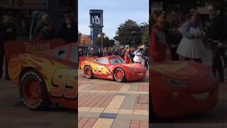 Flash McQueen qui defile a la journée Disney 100 à Disneyland Paris, le 16 octobre 2023 ✨ #disney