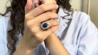 Vidéo: Bague entourage en or gris 18 Cts avec un saphir Cabochon et diamants brillants . Taille 52-53