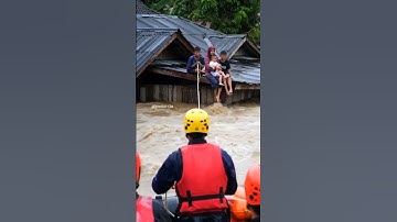 Bencana Banjir Arus Meluap Tim SAR Berusaha Selamatkan Bayi  #banjir #bencana #hujan #nenek #bayi
