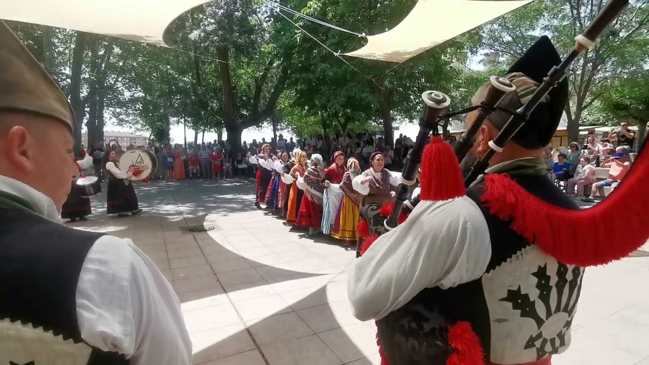 Coyanza baila al son de la Banda de Gaitas de Corvera. II AsturFeria Valencia de Don Juan (León)
