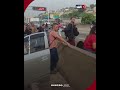 ركاب ينبطحون على الأرض خلال تبادل إطلاق نار بين الشرطة ومجرمين بالبرازيل ركاب ينبطحون على الأرض خلال تبادل إطلاق نار بين الشرطة ومجرمين بالبرازيل