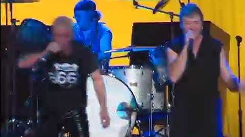 Deep Purple performing live with Jimmy Barnes live in 2001