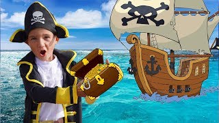 Максим играет в пиратов с мамой и ищет сокровища Максим играет в пиратов с мамой и ищет сокровища