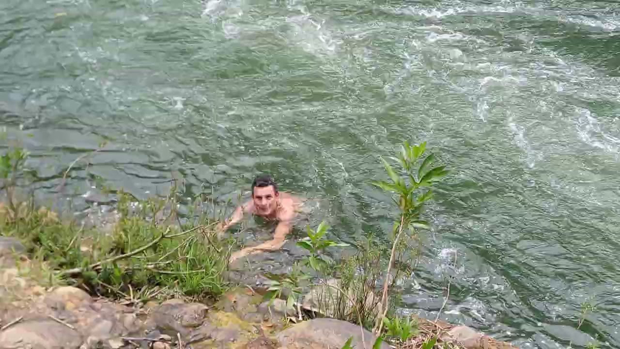 Así disfrutan el río los habitantes de SARAPIQUI en Costa Rica 😎🇨🇷 #selva #aventura #costarica #rios