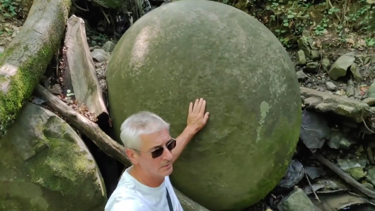 Veci broj kamenih kugli u sumskom potoku kod Zavidovica.  Bosnian Stone Spheres,  August 6, 2021.