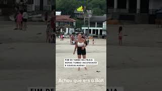 Fim de tarde na praia rende tombo inesperado e gargalhadas