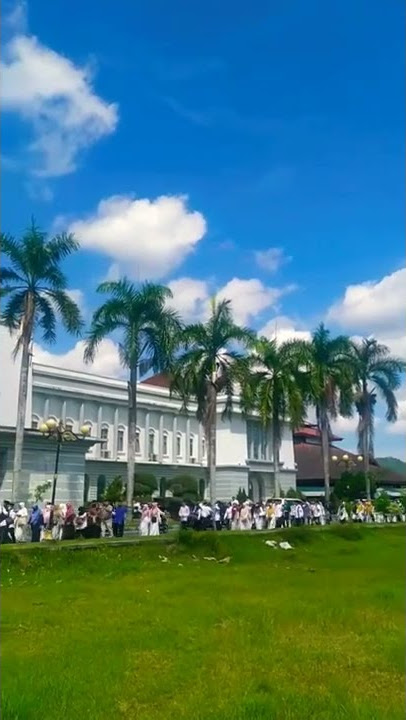 Halal Bihalal menyambut Lebaran Haji di kantor Bupati Lombok Barat, subhanallah rame.