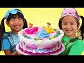 Emma & Jannie Aprenden Hacer Pastel de Cumpleaños | Juguetes de Fiesta Sorpresa