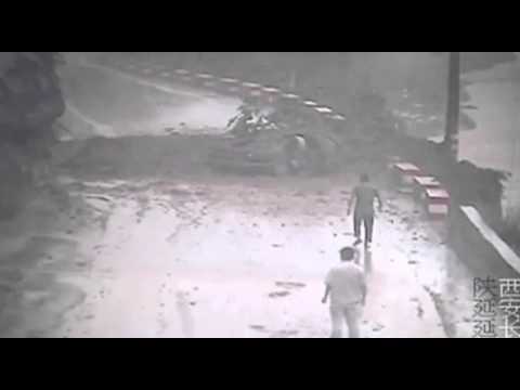 Landslide engulfs car in China Instructional Video