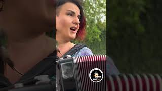 ŽLUTÝ GLADIOLY Kdo by řekl, že mě tahle píseň napadla na veřejných záchodcích?😁 #raduza