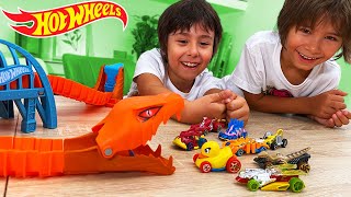 CHALLENGE del PUENTE FURIA del REPTIL de HOT WHEELS con Dani y Evan