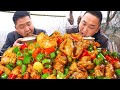 拔完蘿蔔，二弟做泡椒牛肉肥腸，一口一塊吃太過癮｜Mukbang【鐵鍋視頻】