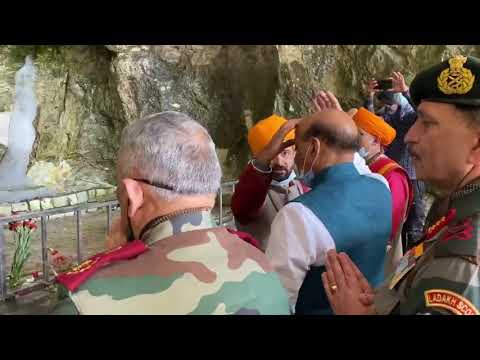 रक्षा मंत्री ने बाबा बर्फानी का किया दर्शन