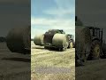 ベール自動放出作業 : ジョンディア大型トラクターがロールベール3個を連続で放出する瞬間