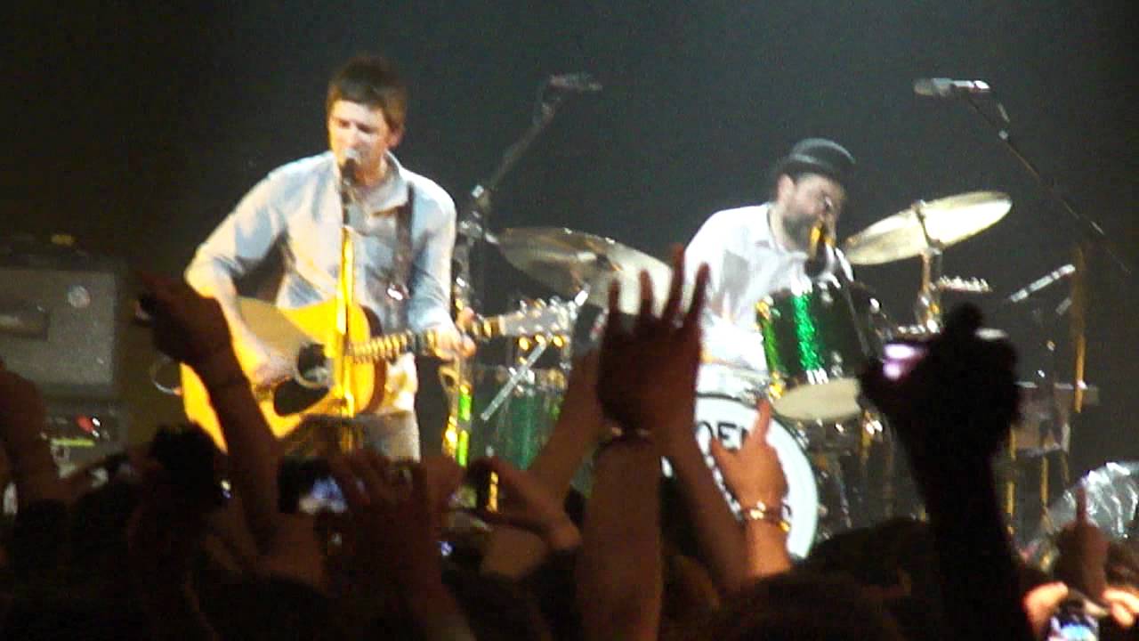 Half The World Away - Noel Gallagher's High Flying Birds Live Milano Alcatraz 28/11/2011 - YouTube