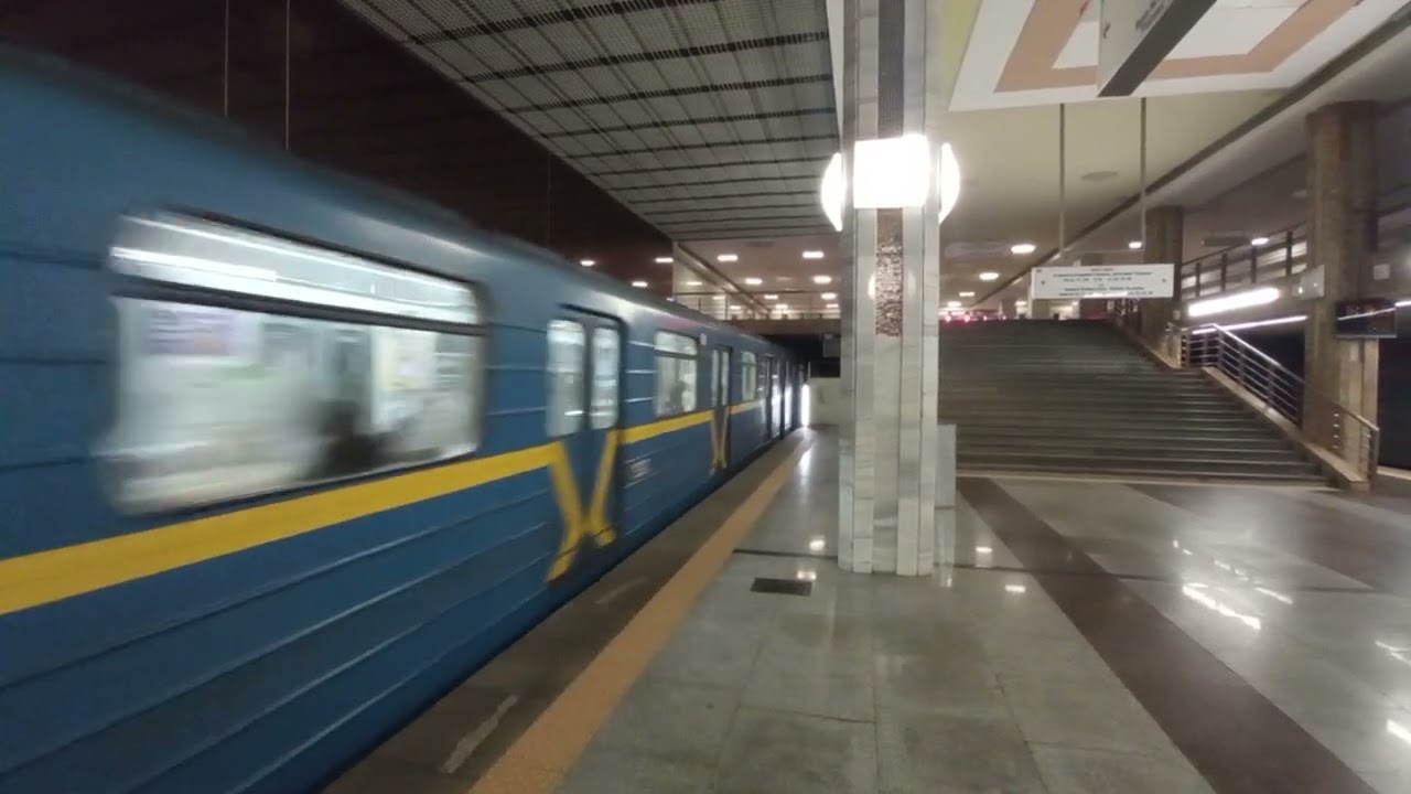 Метропоїзд 81-540.2к/714.5м прибуває на станцію метро Іподром