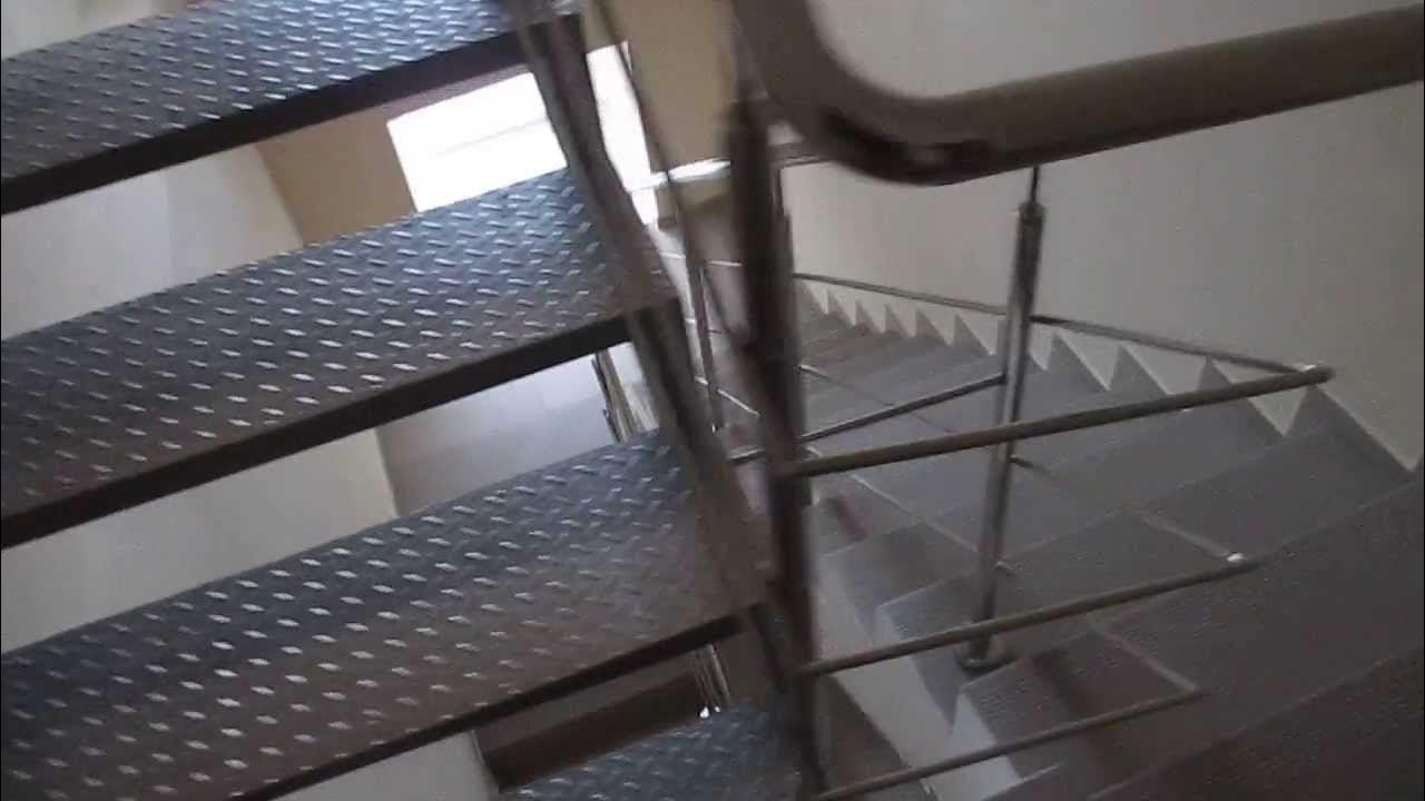 Рифленые ступеньки. Лестница из рифленого металла. Ступени рифленые. Решетка настилочная профилированная тип serrated 240х40х2 l 6м. Просечно-вытяжной лист ступени.