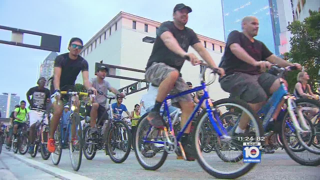 Hundreds of bicyclists ride in Critical Mass event