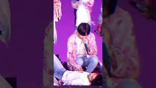 Taehyung touching Jungkook's heart | Jungkook pretends to faint on stage | #taekook #vkook screenshot 3