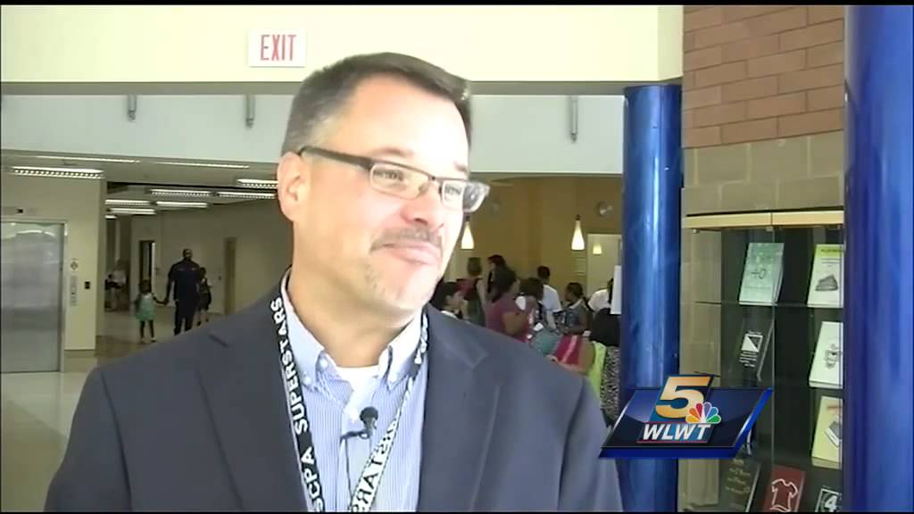 33,000 students head back to CPS classroom - YouTube