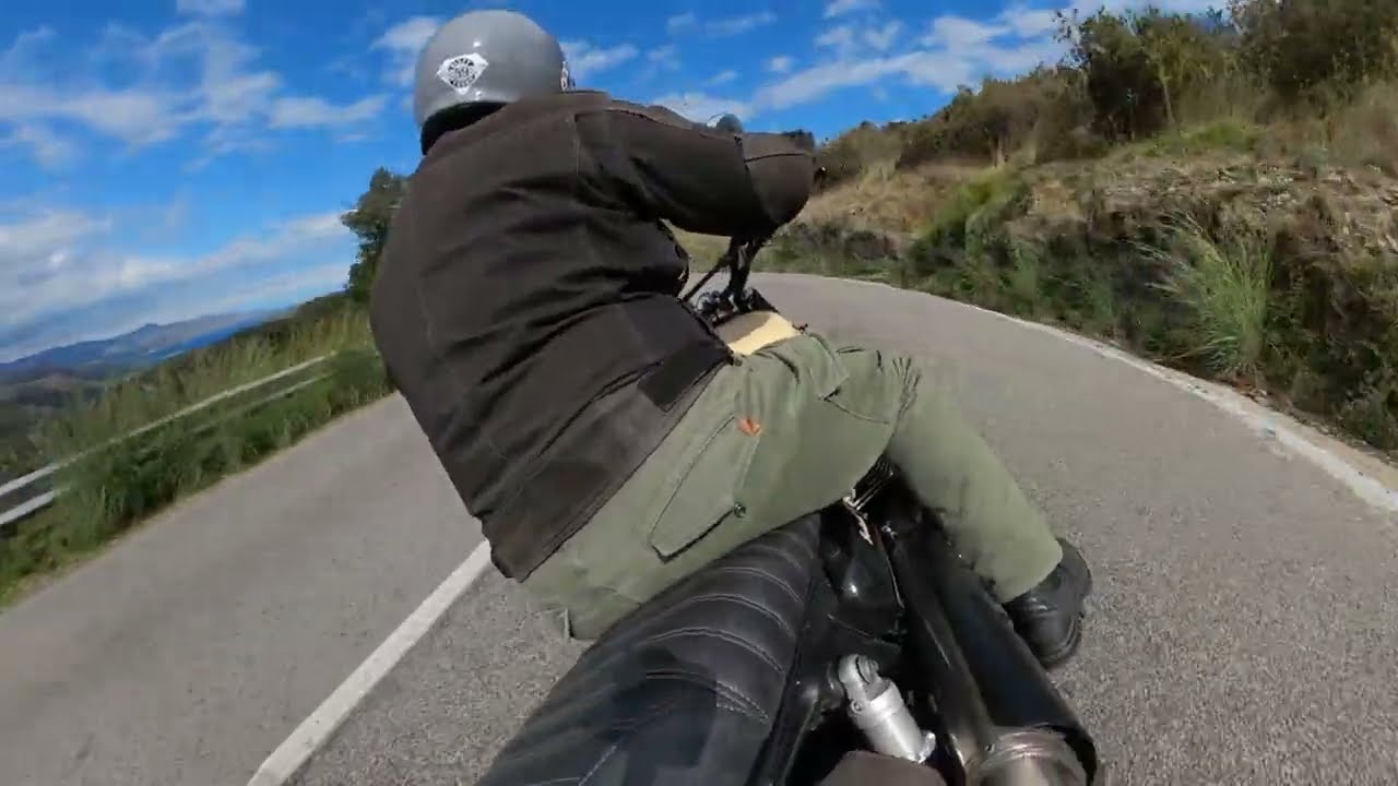 Costa Brava knattern - mit der Triumph Scrambler