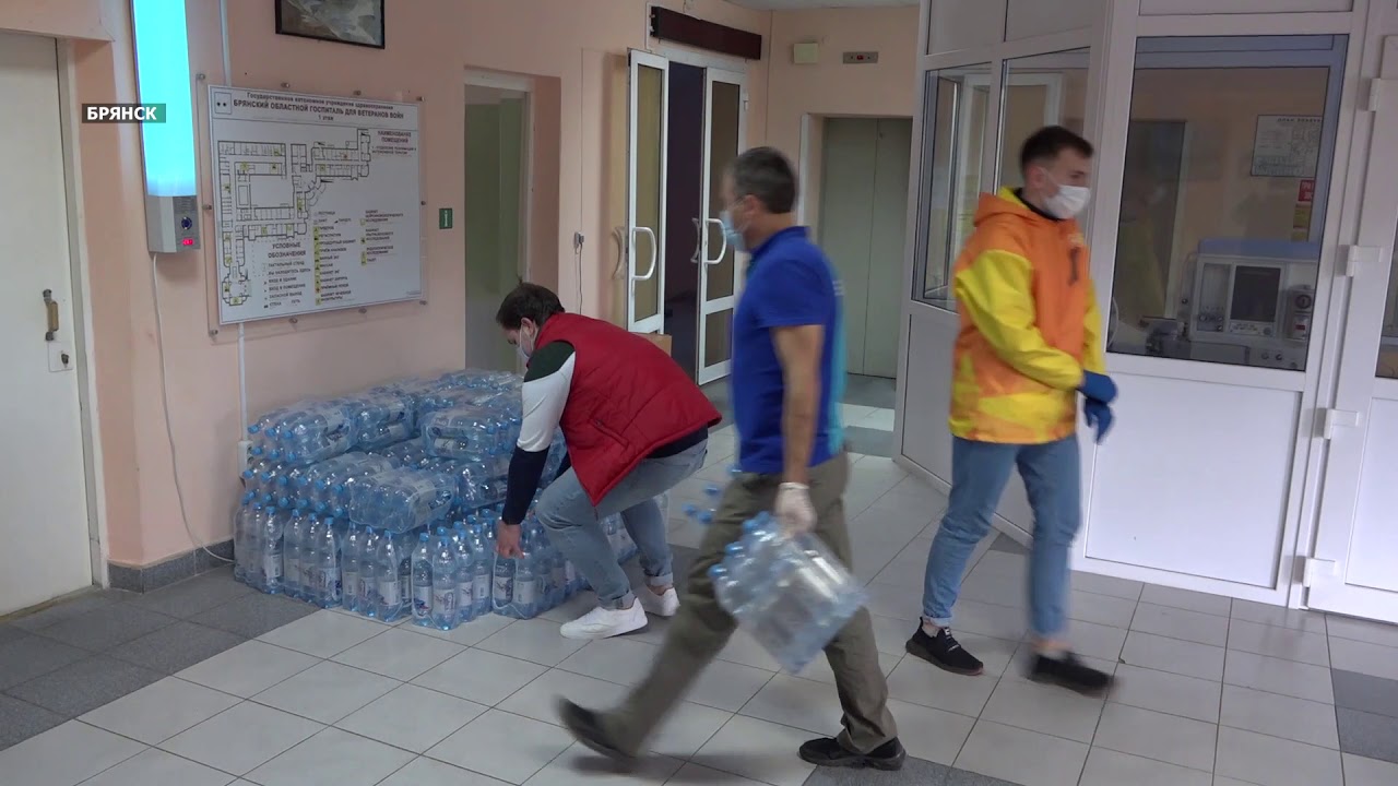 Брянские волонтеры обеспечили водой детский онкоцентр - YouTube