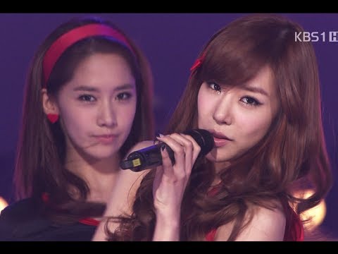 SNSD ( GIRLS' GENERATION ) - HOOT  ( Live performance )