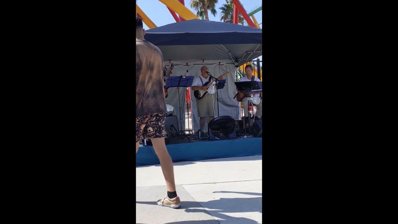 2023 Six Flags Oktoberfest Food Festival: Drivin' Mama Crazy "Der Ententanz (Chicken Dance)" #shorts