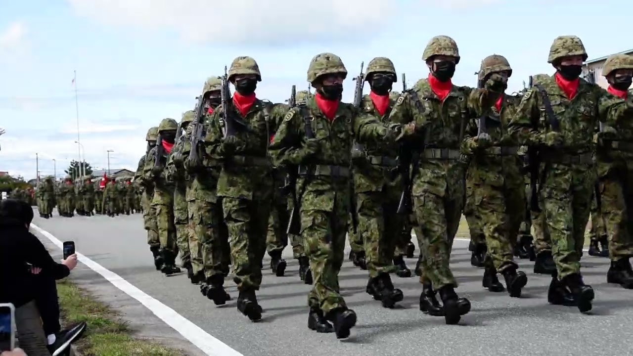 秋田駐屯地創立70周年記念行事 観閲行進